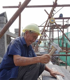 卫辉望京楼修缮施工顶层外沿